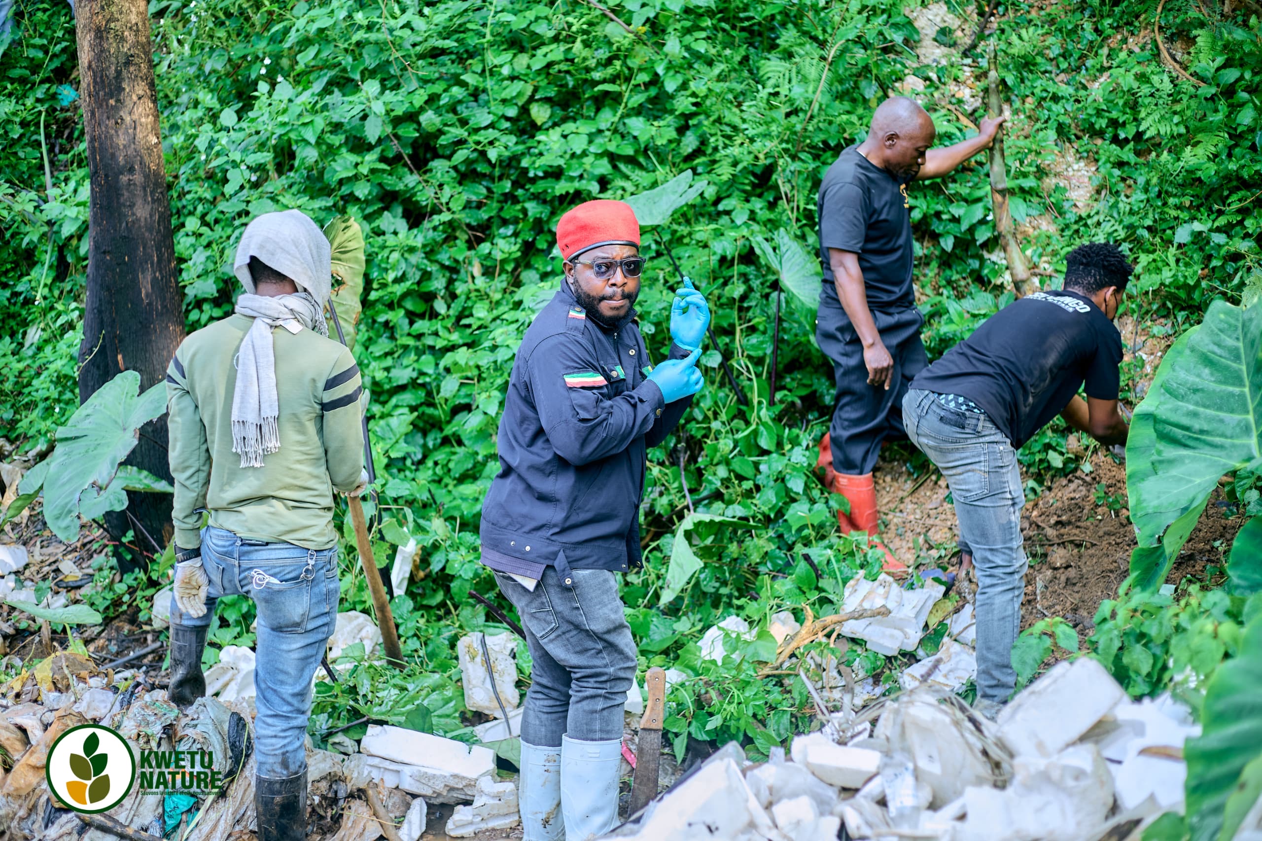Image illustrating the clearing and drainage of the area before planting the anti-erosion trees
