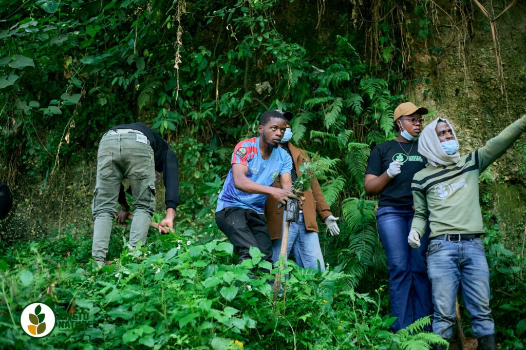 Young-people-taking-action-to-plant-anti-erosive-trees