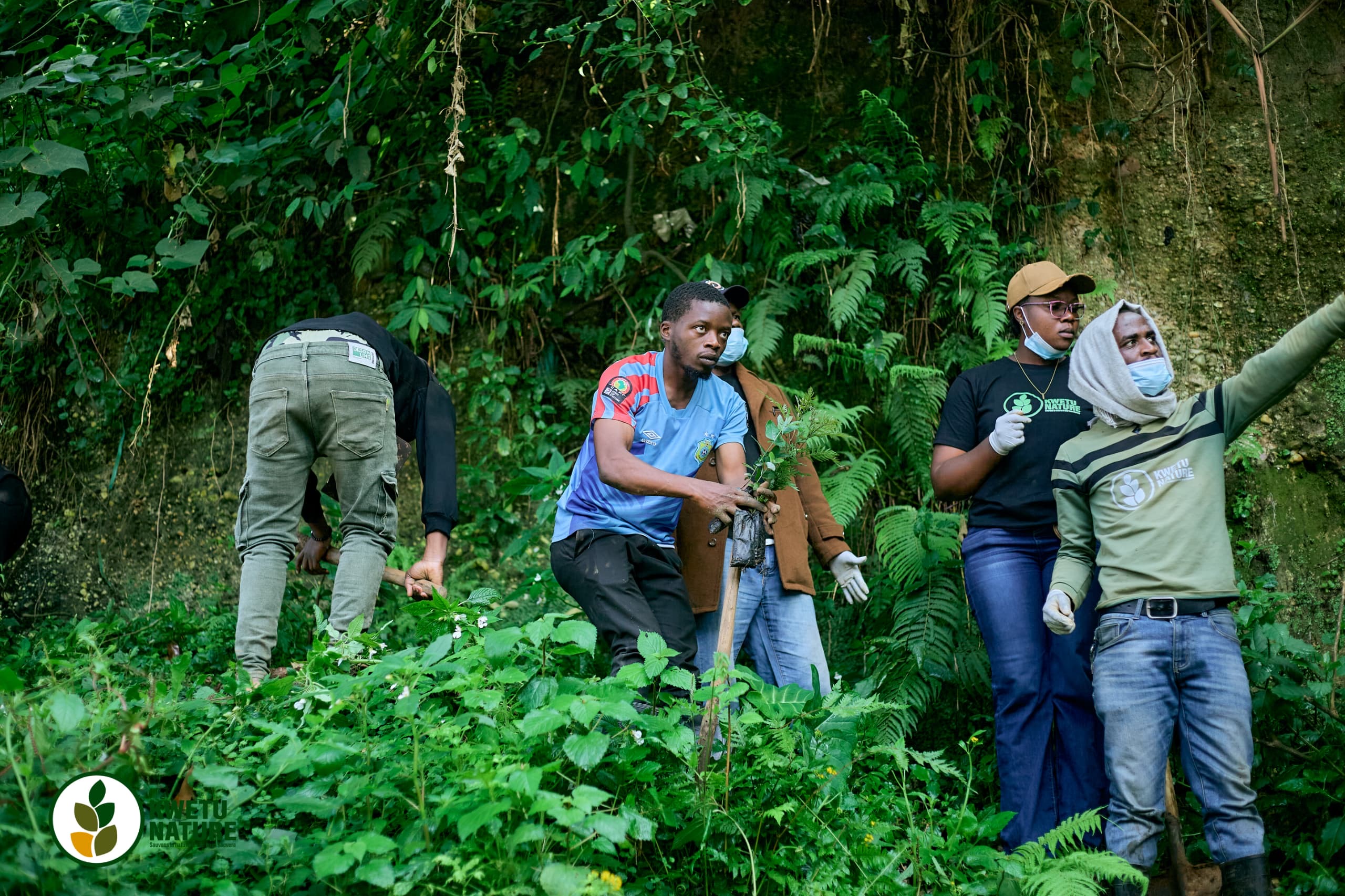 Young-people-taking-action-to-plant-anti-erosive-trees